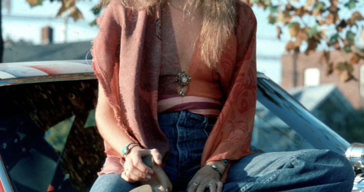 5 blusas boho que regresan de los 70 para llevar con jeans en primavera 2026